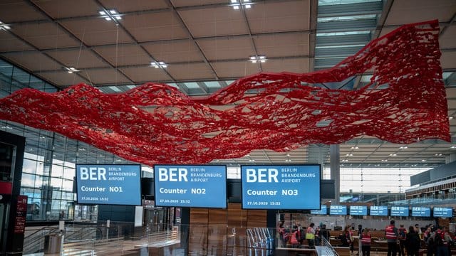 Das Objekt "The Magic Carpet" von Pae White in der Haupthalle im Terminal 1 des Flughafens Berlin Brandenburg Willy Brandt. Das Objekt "The Magic Carpet" von Pae White in der Haupthalle im Terminal 1 des Flughafens Berlin Brandenburg Willy Brandt.