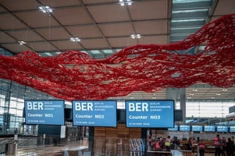 Das Objekt "The Magic Carpet" von Pae White in der Haupthalle im Terminal 1 des Flughafens Berlin Brandenburg Willy Brandt.