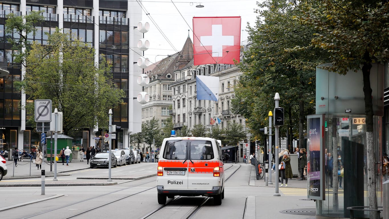 Wagen der Kantonspolizei Zürich (Symbolbild): Vor dem französischen Konsulat in der Stadt wurde ein verdächtiger Gegenstand entdeckt.
