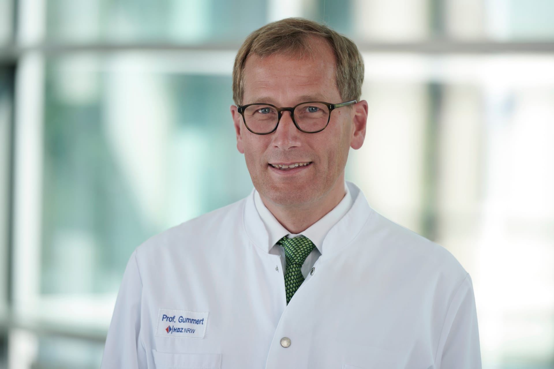 Professor Jan Gummert ist ärztlicher Direktor des Herz- und Diabeteszentrums NRW. Der Herzchirurg ist zudem Präsident der Fachgesellschaft für Herzchirurgie und Vorstandsmitglied der Deutschen Herzstiftung.