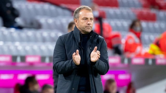 Bayern-Trainer Hansi Flick verfolgt ein Spiel an der Seitenlinie. Bayern-Trainer Hansi Flick verfolgt ein Spiel an der Seitenlinie.