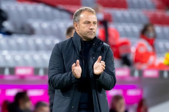 Bayern-Trainer Hansi Flick verfolgt ein Spiel an der Seitenlinie.