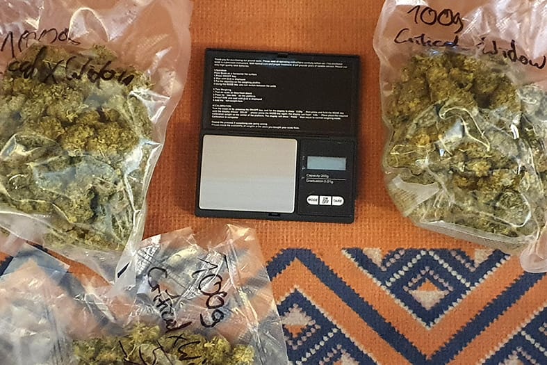 Packungen mit Drogen: Die Polizei ist gegen Telegram-Gruppen vorgegangen, die mit illegalen Waren gehandelt haben.