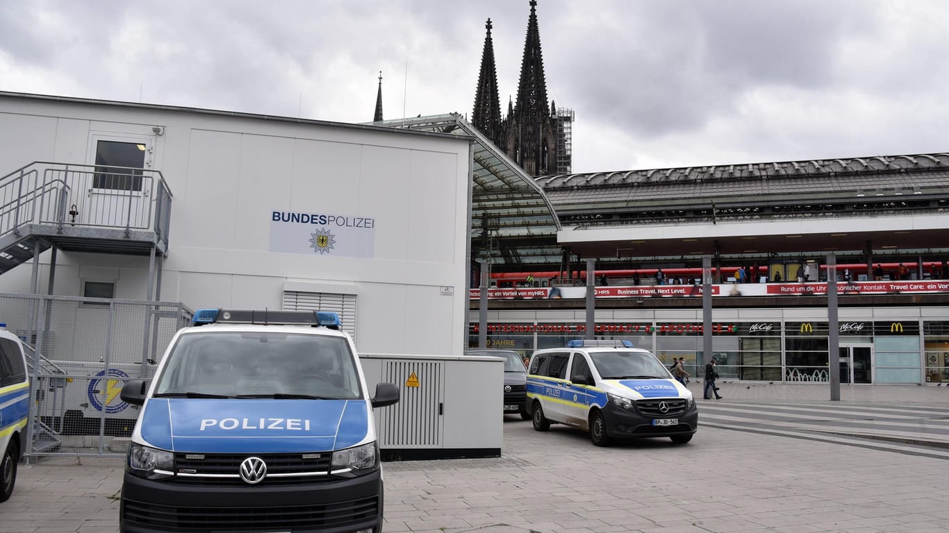 Ein Einsatzfahrzeug der Polizei steht vor einem Gebäude (Symbolbild): In Köln soll ein Polizist Corona-Skeptikern geholfen haben.