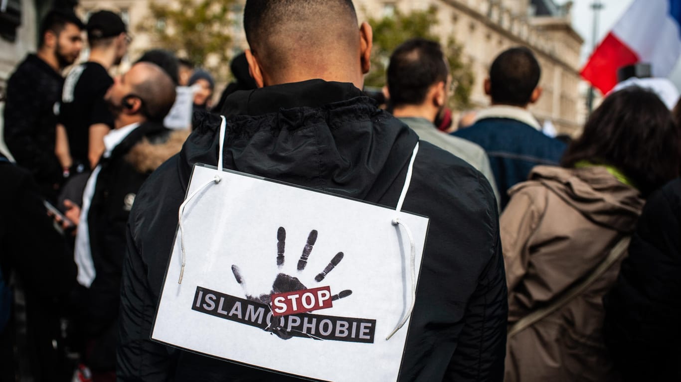In Paris demonstrieren im September Menschen gegen Islamophobie: Auch viele säkulare Muslime in Frankreich fühlen sich vond er Politik missverstanden.