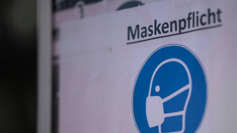 Ein Schild verweist auf die Maskenpflicht in der Corona-Pandemie hin (Symbolbild): In Bielefeld hat die Stadt an das Tragen von Masken und die Beschränkung von Kontakten erinnert.