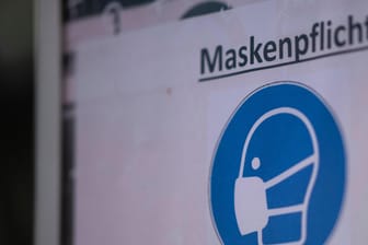 Ein Schild verweist auf die Maskenpflicht in der Corona-Pandemie hin (Symbolbild): In Bielefeld hat die Stadt an das Tragen von Masken und die Beschränkung von Kontakten erinnert.