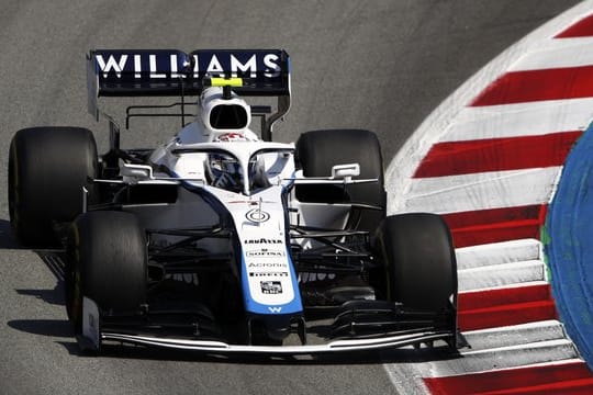 Der Kanadier Nicholas Latifi vom Team Williams steuert sein Auto auf der Rennstrecke.