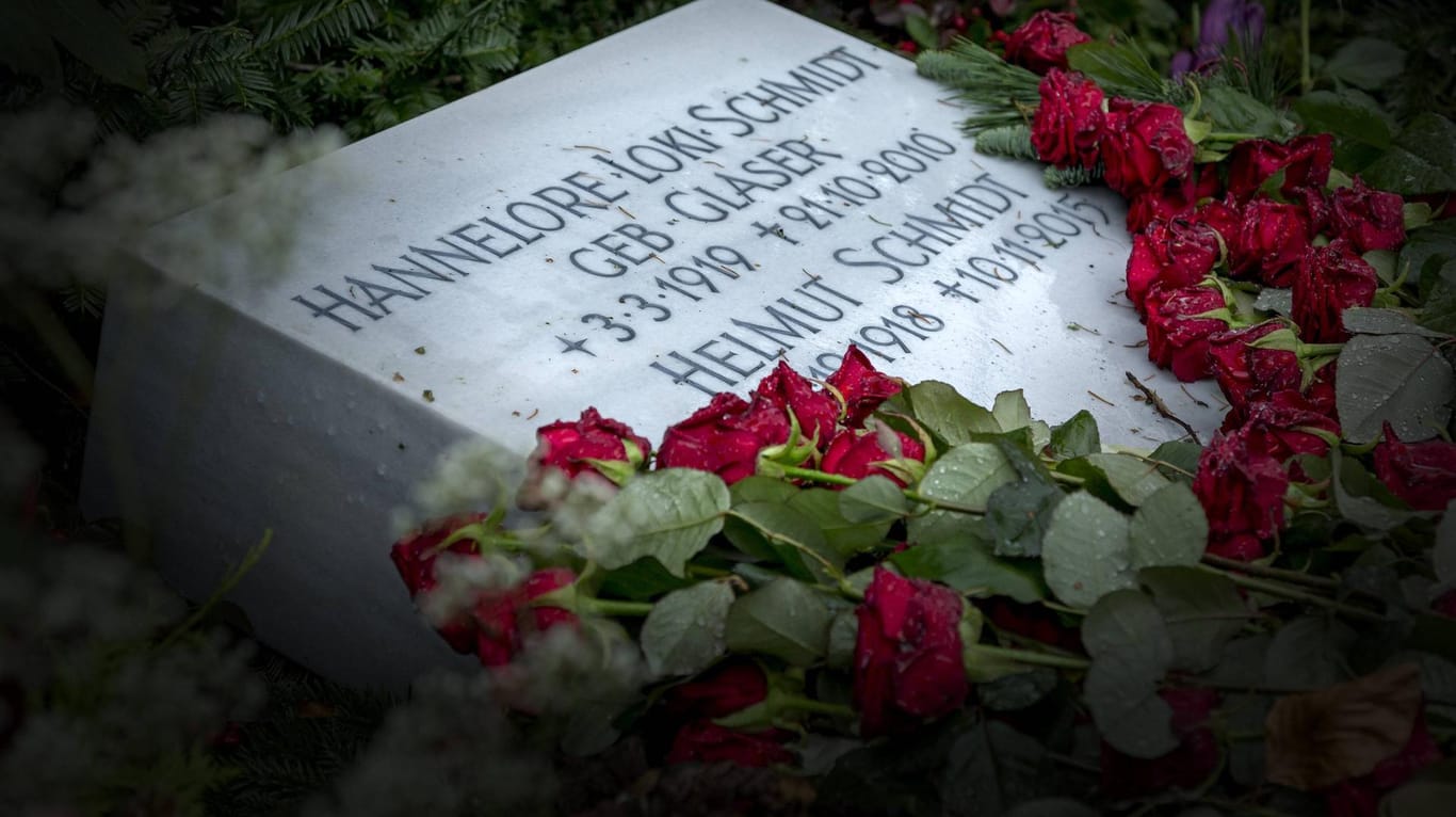 Der Grabstein von Loki Schmidt und Helmut Schmidt: Seit 2015 sind sie gemeinsam in Hamburg auf dem Ohlsdorfer Friedhof beerdigt.