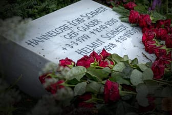 Der Grabstein von Loki Schmidt und Helmut Schmidt: Seit 2015 sind sie gemeinsam in Hamburg auf dem Ohlsdorfer Friedhof beerdigt.