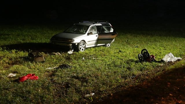 In Kempen am Niederrhein ist ein Autofahrer in eine Fußgängergruppe gefahren - ein zwölf Jahre alter Junge kam dabei ums Leben.