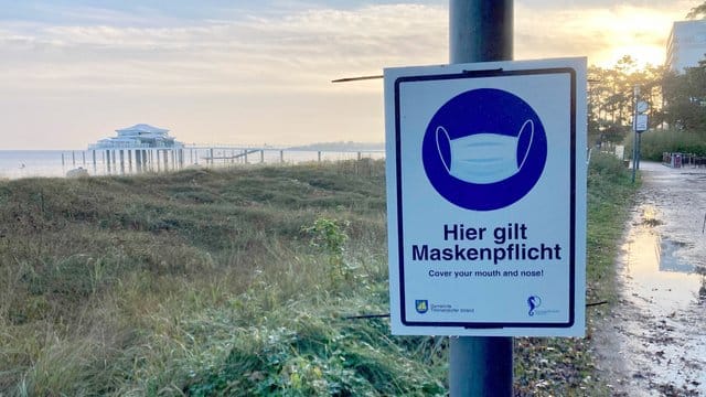 Hinweis auf die Maskenpflicht in Timmendorfer in Schleswig-Holstein Strand. Hinweis auf die Maskenpflicht in Timmendorfer in Schleswig-Holstein Strand.