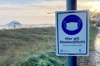Hinweis auf die Maskenpflicht in Timmendorfer in Schleswig-Holstein Strand.