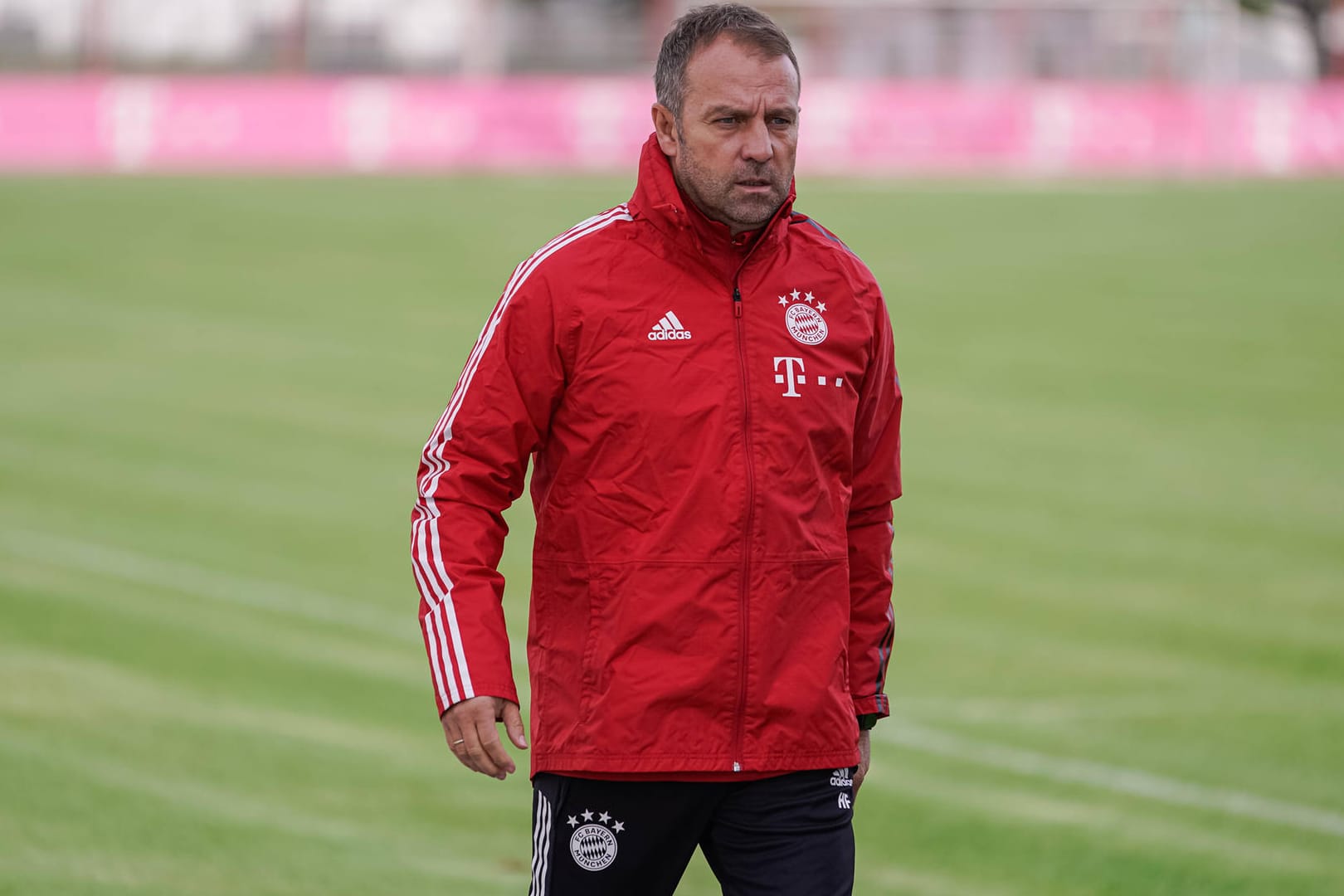 Hansi Flick: Bayerns Trainer hat von Talent Joshua Zirkzee Einsatz und harte Arbeit gefordert.