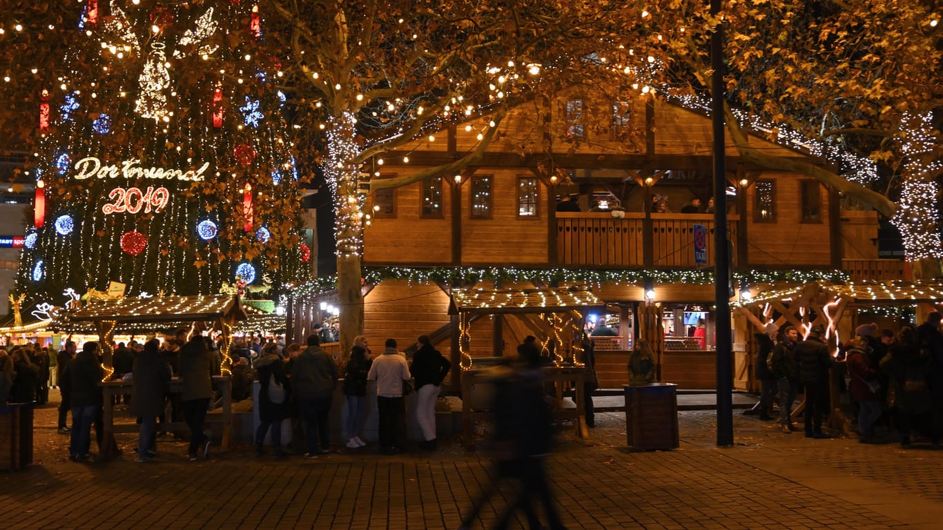 Ein Stadt auf dem Weihanchtsmarkt in Dortmund (Symbolbild): Die Stadt hat die Weihnachtsstadt in diesem Jahr abgesagt.