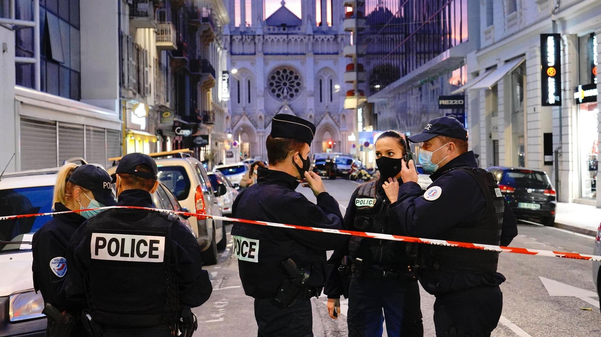 Polizisten vor der Kirche in Nizza: Drei Menschen sind bei dem islamistischen Angriff getötet worden.