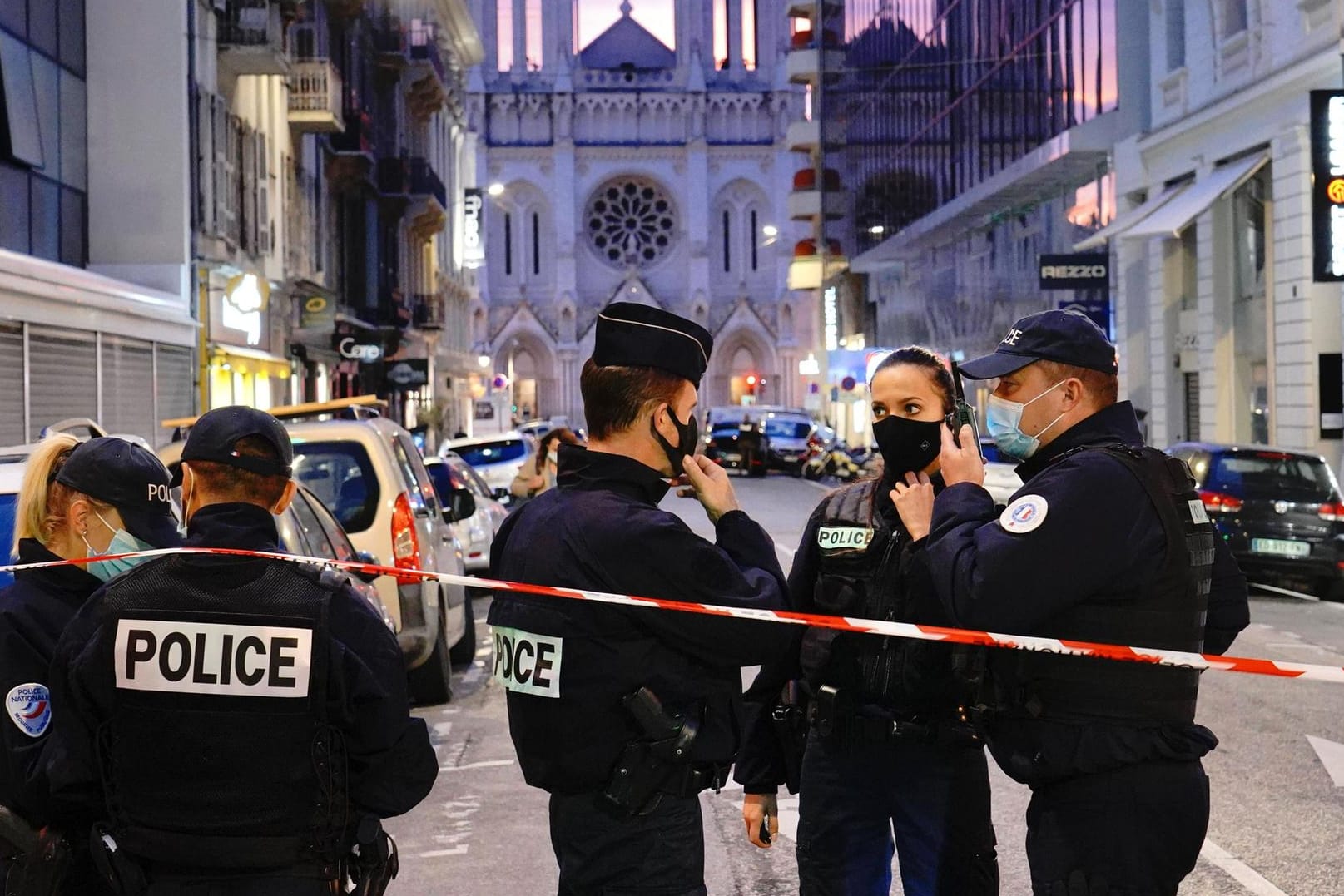 Polizisten vor der Kirche in Nizza: Drei Menschen sind bei dem islamistischen Angriff getötet worden.