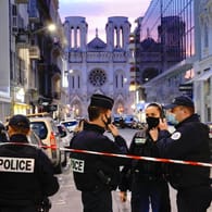 Polizisten vor der Kirche in Nizza: Drei Menschen sind bei dem islamistischen Angriff getötet worden.