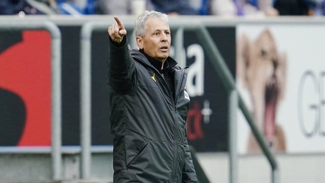 Dortmunds Trainer Lucien Favre gestikuliert an der Seitenlinie.