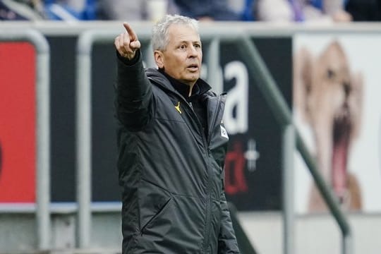 Dortmunds Trainer Lucien Favre gestikuliert an der Seitenlinie.