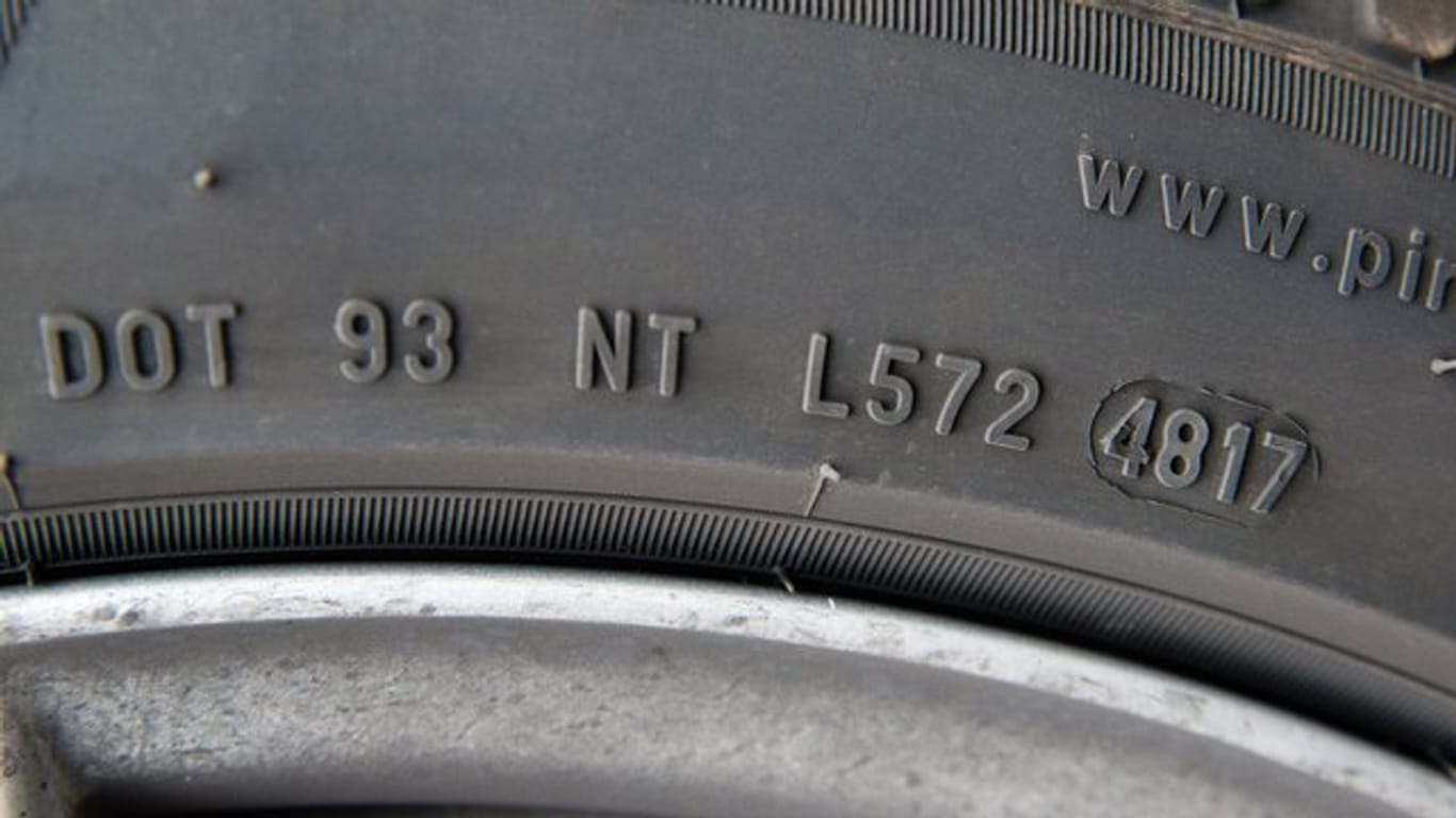 Altershinweis: Am oval eingefassten Code an der Reifenflanke können Autofahrer ablesen, wie alt die Pneus sind.