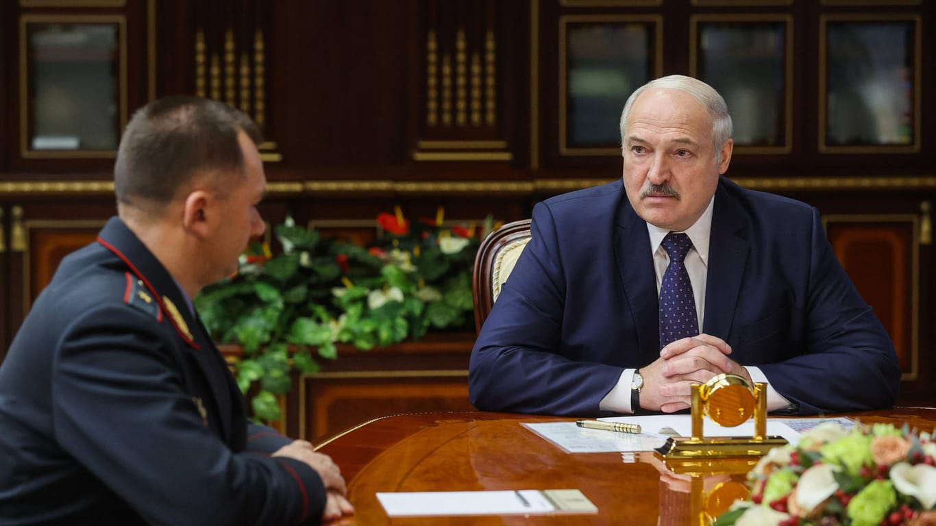 Ivan Kubrakov und Präsident Alexander Lukashenko: "Wenn jemand einen Beamten berührt – das habe ich schon mit den Generälen besprochen – sollte er anschließend mindestens seine Hände verlieren."
