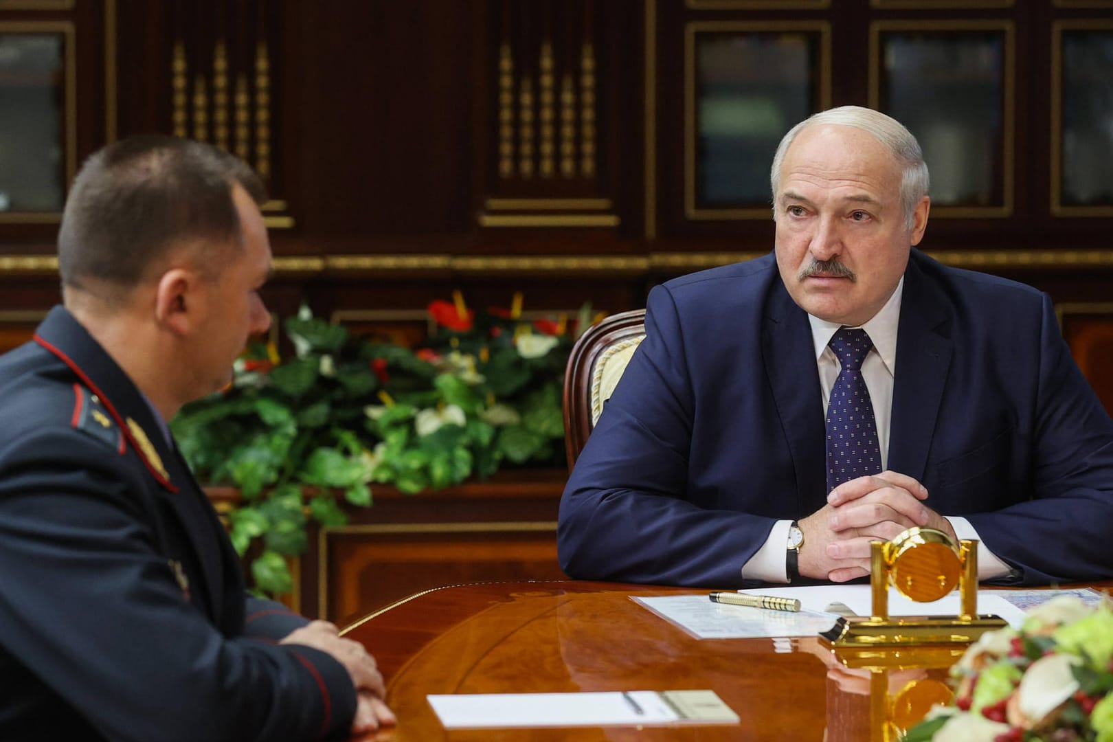 Ivan Kubrakov und Präsident Alexander Lukashenko: "Wenn jemand einen Beamten berührt – das habe ich schon mit den Generälen besprochen – sollte er anschließend mindestens seine Hände verlieren."