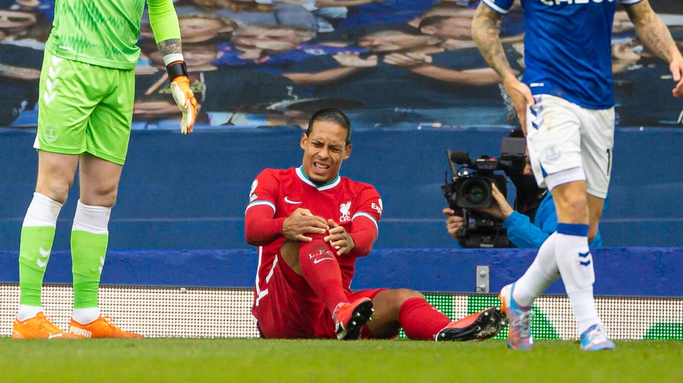Virgil van Dijk: Der Liverpool-Verteidiger (M.) verletzte sich im Spiel gegen Everton vor zwei Wochen am Knie.