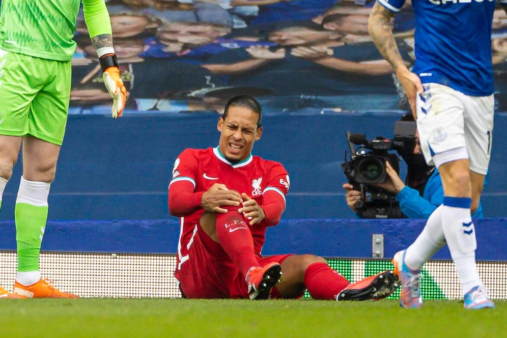Virgil van Dijk: Der Liverpool-Verteidiger (M.) verletzte sich im Spiel gegen Everton vor zwei Wochen am Knie.