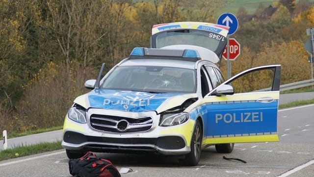 Das Unfallauto der Polizei auf der Bundesstraße 28: Die Fußgängerin sei unvermittelt auf die Straße gelaufen, so die Ermittler.