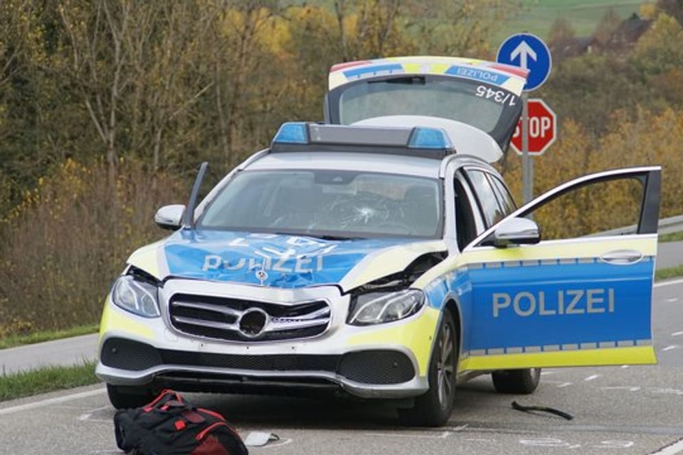 Das Unfallauto der Polizei auf der Bundesstraße 28: Die Fußgängerin sei unvermittelt auf die Straße gelaufen, so die Ermittler.