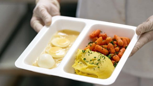 Wer einen eigenen Behälter mitbringt, um Essen abzuholen, kann Verpackungsmüll einsparen. Wer einen eigenen Behälter mitbringt, um Essen abzuholen, kann Verpackungsmüll einsparen.