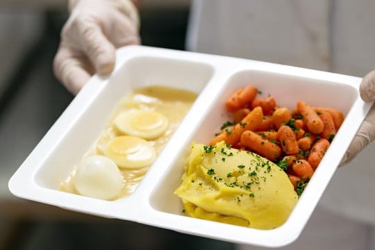 Wer einen eigenen Behälter mitbringt, um Essen abzuholen, kann Verpackungsmüll einsparen.