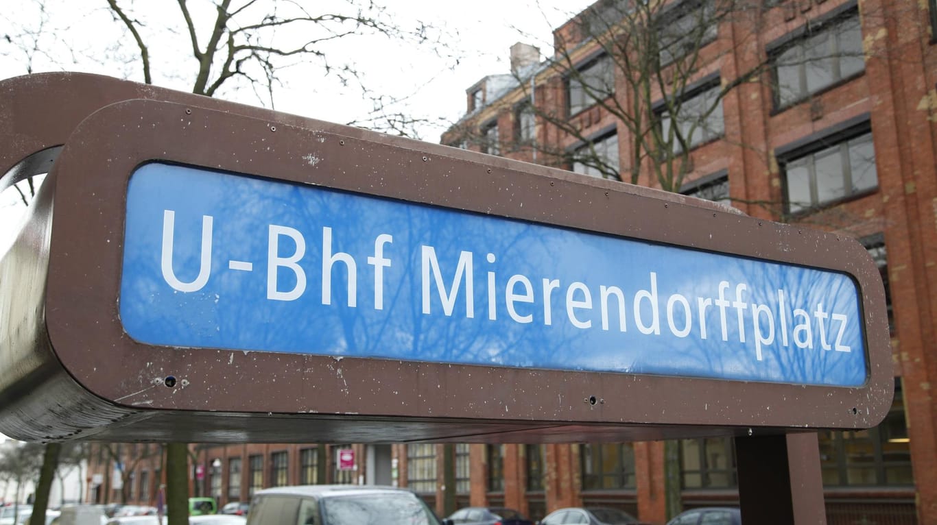 Schild der U-Bahnstation Mierendorffplatz in Berlin: Dort in der Nähe wurde ein Mann festgenommen, der die Kleidung eines Obdachlosen angezündet haben soll.