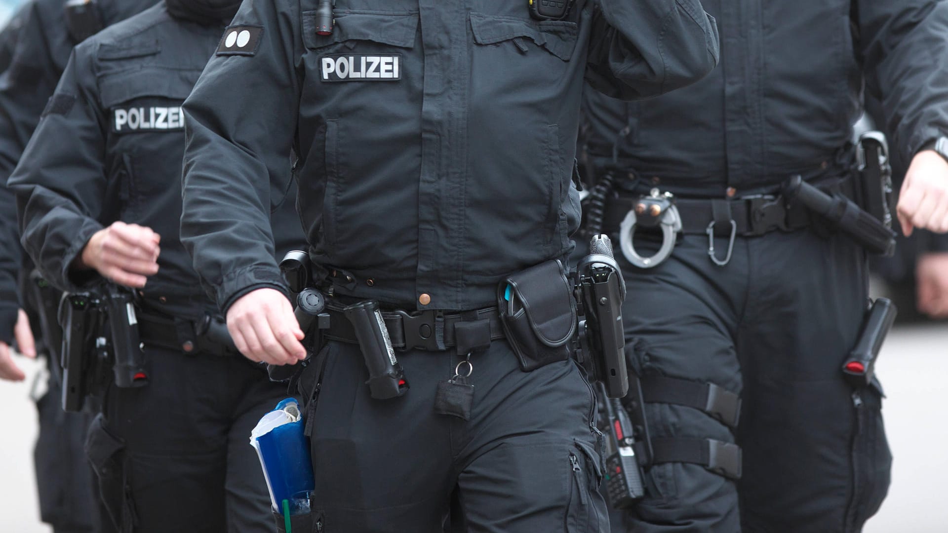 Polizeibeamter des BKA (symbolbild): Beamte des BKA aus Wiesbaden unterstützen Gesundheitsämter in Berlin. Polizeibeamter des BKA (symbolbild): Beamte des BKA aus Wiesbaden unterstützen Gesundheitsämter in Berlin.