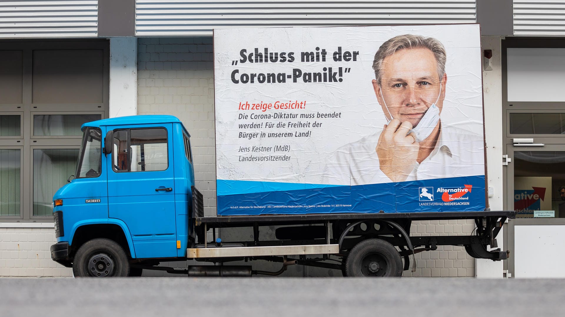 Ein Plakatwagen der AfD.