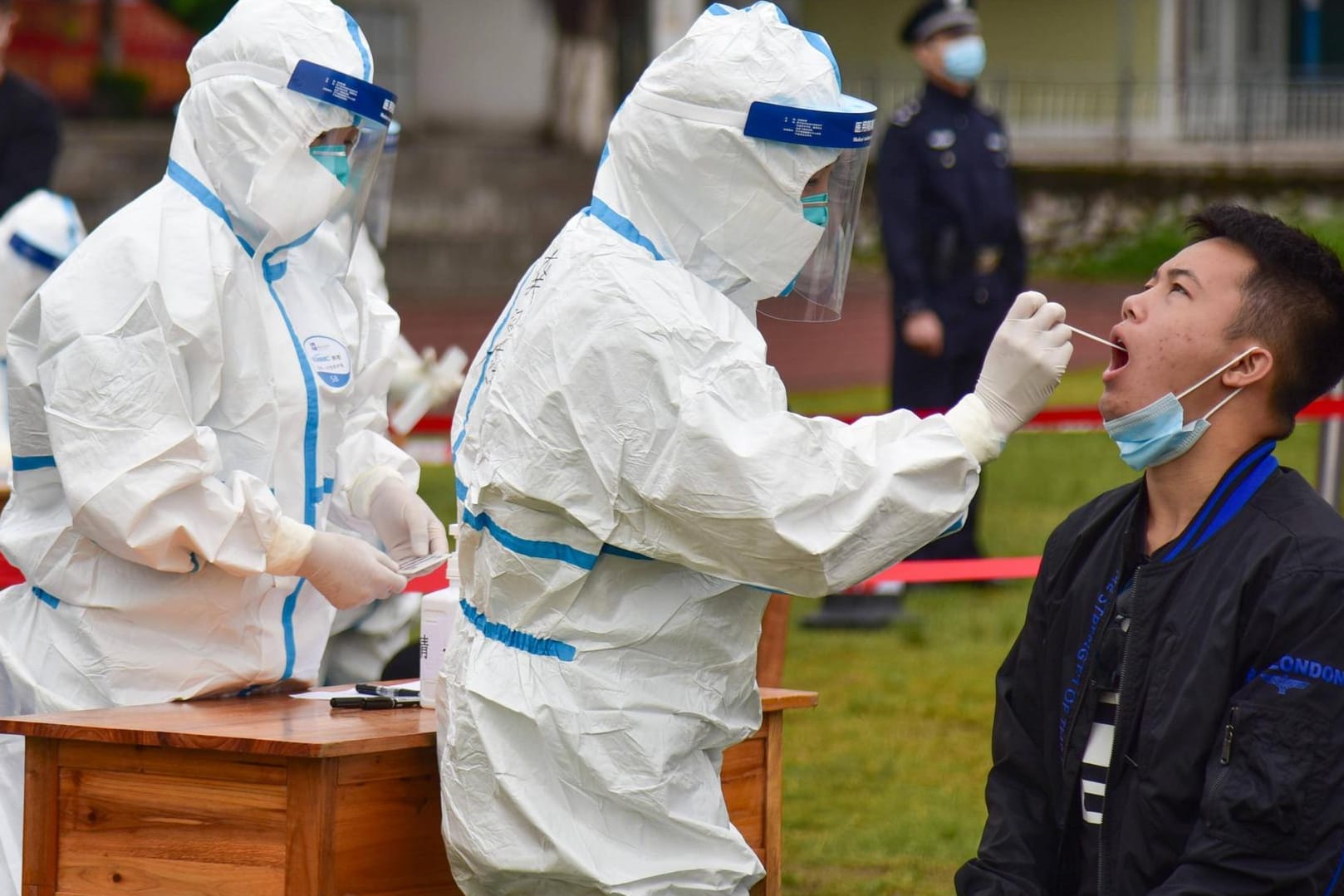 Bitte den Mund aufmachen: Wie hier in Liuzhou testet China konsequent auf das Coronavirus.