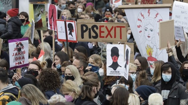In Polen wird vehement gegen das Abtreibungsverbot protestiert. In Polen wird vehement gegen das Abtreibungsverbot protestiert.