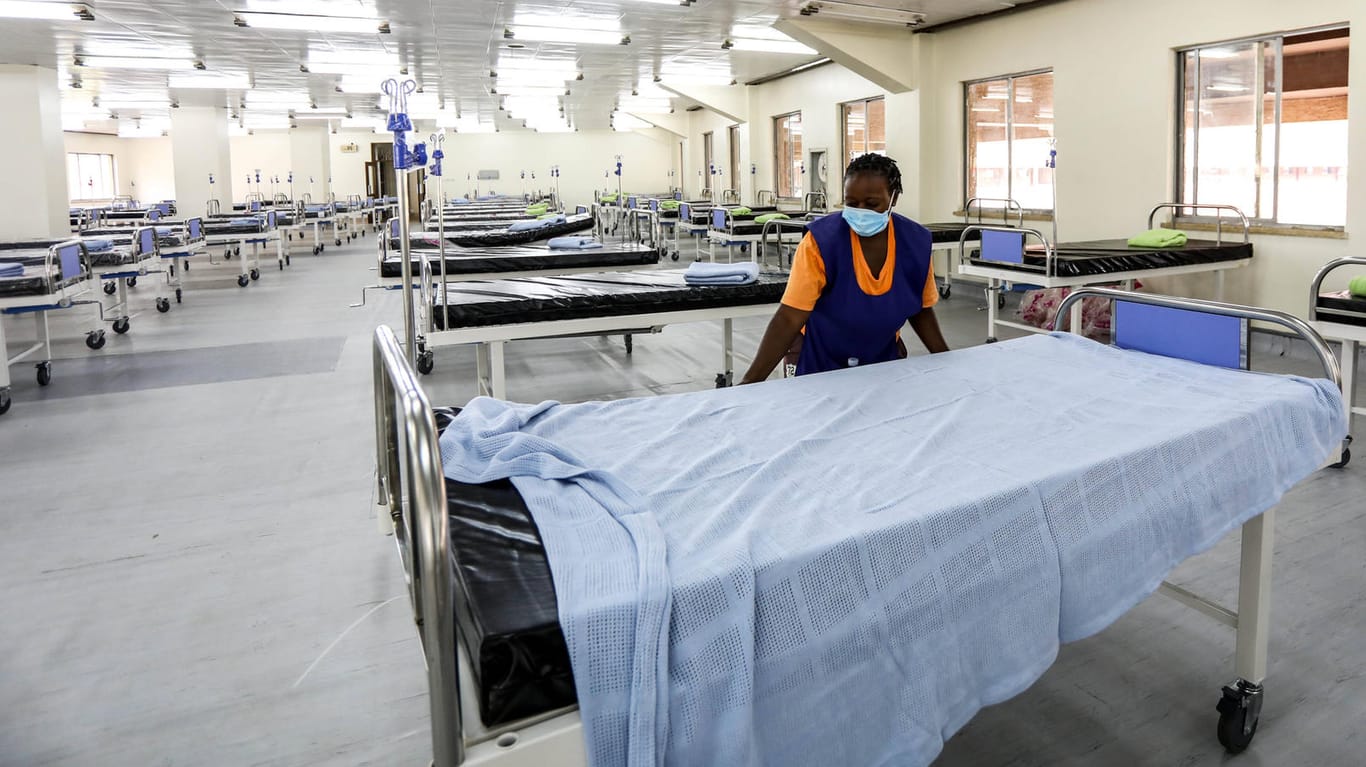 Helferin in einem Corona-Notlazarett in Uganda: Die Betten blieben bislang leer.