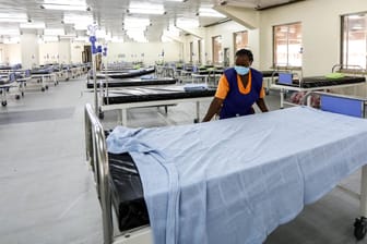 Helferin in einem Corona-Notlazarett in Uganda: Die Betten blieben bislang leer.