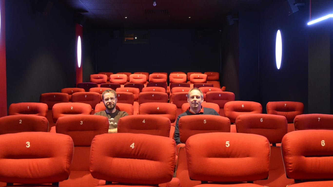 Matthias Ehr und Dennis Jahnke sitzen in Kinosesseln: Die beiden Kinobetreiber haben wenig Verständnis für die neuen Maßnahmen.