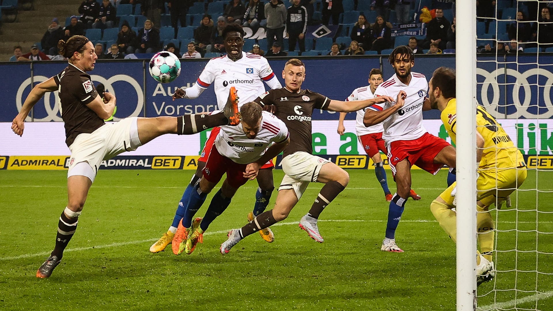 Intensive Partie: Besonders in der Schlussphase ging es zwischen dem HSV und Pauli hoch her. Intensive Partie: Besonders in der Schlussphase ging es zwischen dem HSV und Pauli hoch her.