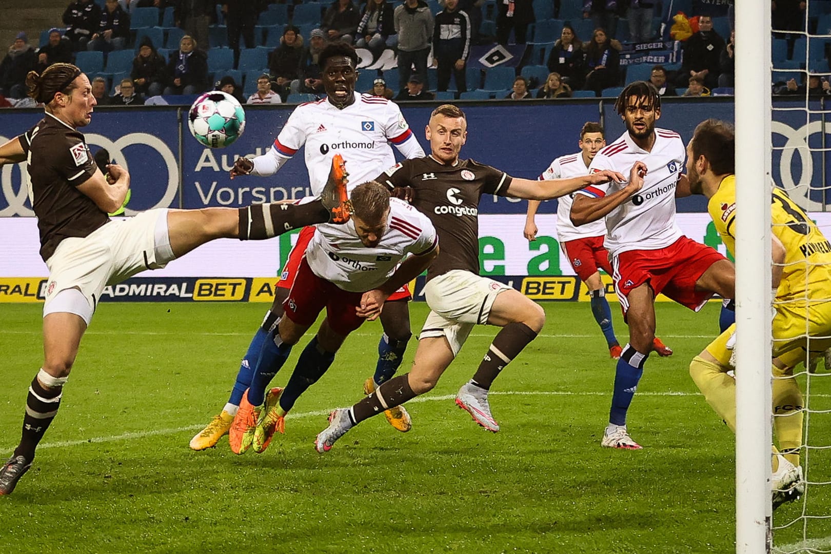 Intensive Partie: Besonders in der Schlussphase ging es zwischen dem HSV und Pauli hoch her.