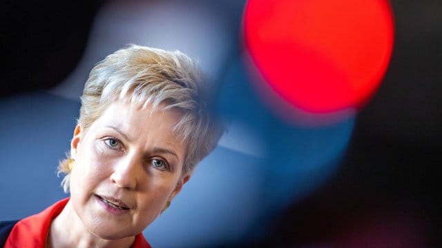 Ministerpräsidentin Manuela Schwesig kündigt an: Touristen müssen Mecklenburg-Vorpommern verlassen. Ministerpräsidentin Manuela Schwesig kündigt an: Touristen müssen Mecklenburg-Vorpommern verlassen.