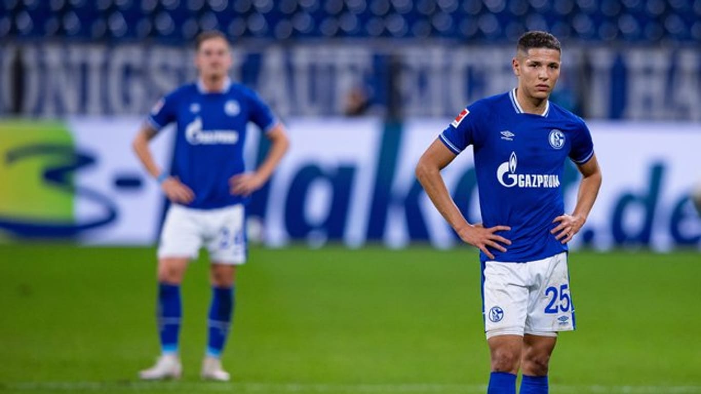 Der FC Schalke 04 um Amine Harit (r) wartet weiter auf einen Sieg.