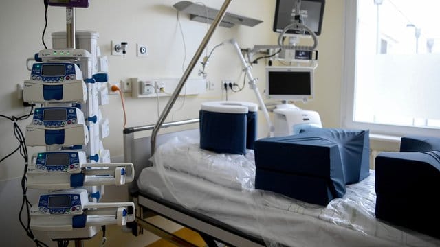 Ein Zimmer auf der Intensivstation der Charité in Berlin - Corona-Patienten sollen verteilt werden.