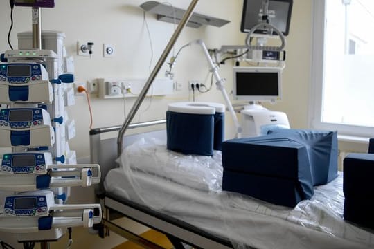 Ein Zimmer auf der Intensivstation der Charité in Berlin - Corona-Patienten sollen verteilt werden.