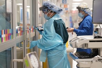 Zwei Medizinerinnen müssen sich im New Yorker Krankenhaus auf eine zweite Welle vorbereiten.