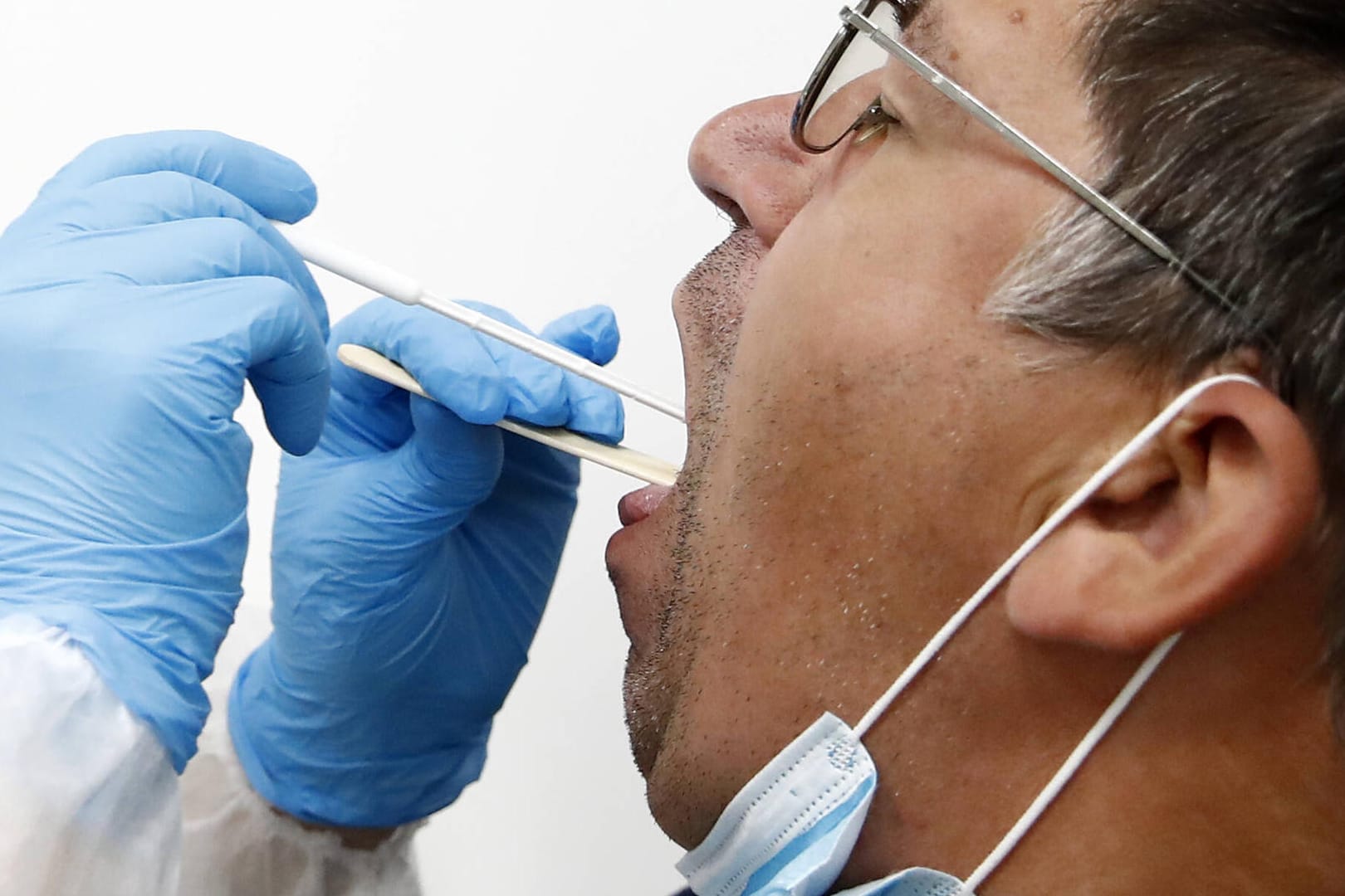 Test auf das Coronavirus: In Deutschland sind mehr als 19.000 an einem Tag positiv gewesen.