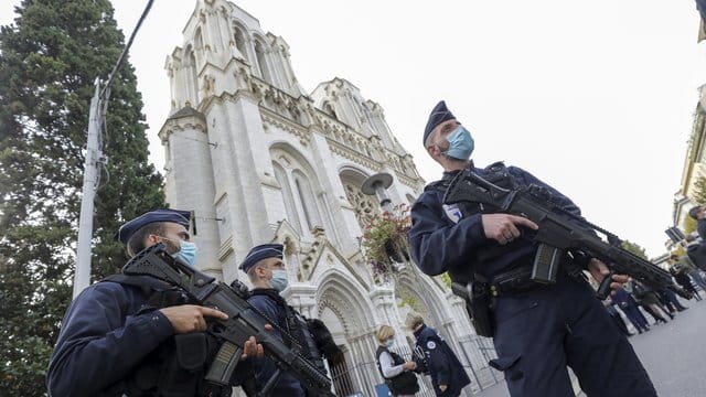 Nach der Messerattacke in Nizza werden Kirchen und Schulen in Frankreich vermehrt geschützt. Nach der Messerattacke in Nizza werden Kirchen und Schulen in Frankreich vermehrt geschützt.